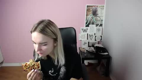 Snapshot of viktoria_lovely chatting on 09/10/25, 06:57 viktoria_lovely online show from 09/10/25, 06:57