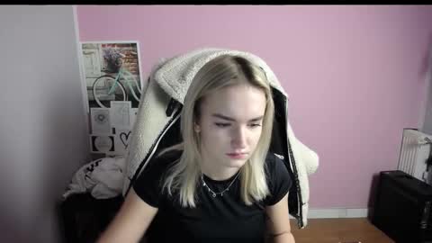 Snapshot of viktoria_lovely chatting on 12/15/25, 08:40 viktoria_lovely online show from 12/15/25, 08:40