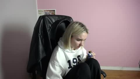 Snapshot of viktoria_lovely chatting on 03/27/26, 08:20 viktoria_lovely online show from 03/27/26, 08:20