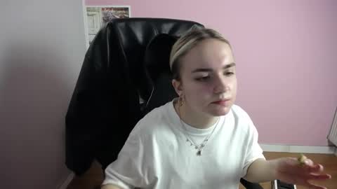 Snapshot of viktoria_lovely chatting on 04/24/26, 06:27 viktoria_lovely online show from 04/24/26, 06:27