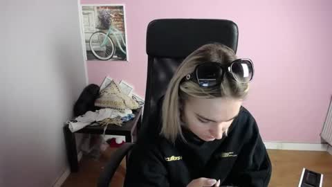 Snapshot of viktoria_lovely chatting on 05/22/26, 06:31 viktoria_lovely online show from 05/22/26, 06:31