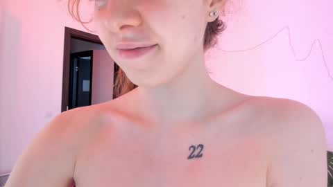 Snapshot of viktoria_sullivans chatting on 12/17/24, 11:28 Vikky online show from 12/17/24, 11:28