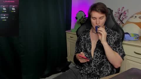 Vincent Strong online show from 10/26/25, 08:42