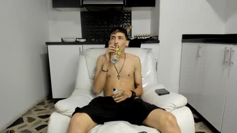 Snapshot of vincenthunter chatting on 01/02/25, 10:44 Vincent online show from 01/02/25, 10:44