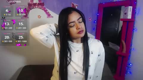 Snapshot of vio_let_ chatting on 01/11/26, 07:13 Daniela online show from 01/11/26, 07:13