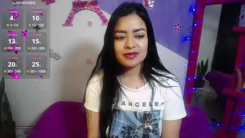 Snapshot of vio_let_ chatting on 01/19/26, 05:00 Daniela online show from 01/19/26, 05:00