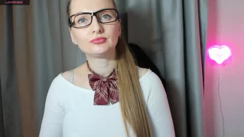 Snapshot of viola_1 chatting on 04/30/26, 08:04 Funny girl online show from 04/30/26, 08:04