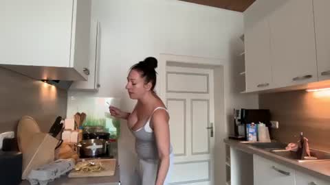 Snapshot of viola_beck chatting on 06/16/26, 10:18 Vio online show from 06/16/26, 10:18