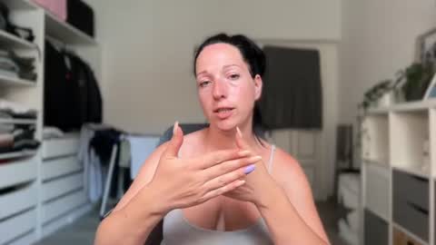 Snapshot of viola_beck chatting on 06/21/26, 04:31 Vio online show from 06/21/26, 04:31