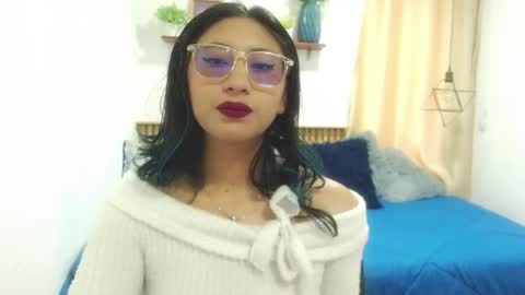 Snapshot of violet_2003 chatting on 05/19/26, 02:01 V I O L E T online show from 05/19/26, 02:01