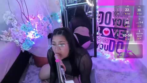 Snapshot of violet_monsalve chatting on 03/21/26, 02:20 Violet online show from 03/21/26, 02:20