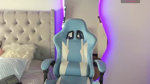 Snapshot of violet_rost chatting on 12/14/24, 03:25  Violet  online show from 12/14/24, 03:25