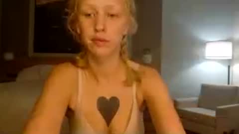 violet_winter97 online show from 06/19/26, 12:53