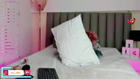 Snapshot of violeta_cs chatting on 02/15/25, 12:04 online show from 02/15/25, 12:04