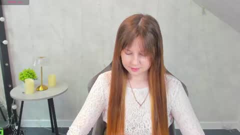 Snapshot of violeta_paul chatting on 06/17/26, 12:57 Violeta online show from 06/17/26, 12:57