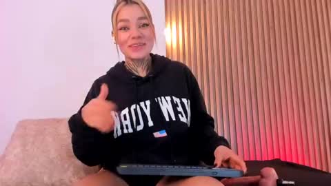 Snapshot of violeta_queen11 chatting on 06/08/26, 02:06 Violeta online show from 06/08/26, 02:06