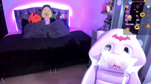 Snapshot of violetaarey chatting on 12/27/24, 02:14 Violeta  Help me reach 150 thumbs up    online show from 12/27/24, 02:14