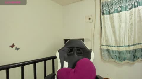 Snapshot of violetalee chatting on 02/23/25, 01:24 Jimena online show from 02/23/25, 01:24