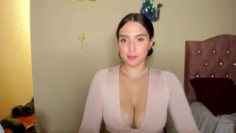 Snapshot of violetalee chatting on 09/11/25, 02:11 Jimena online show from 09/11/25, 02:11