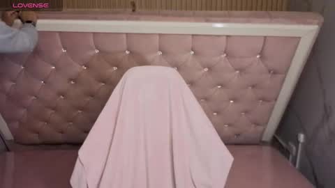 violeth_b online show from 12/20/25, 01:07