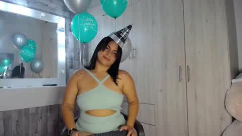 Snapshot of violetroussee chatting on 02/18/26, 11:22 violetroussee online show from 02/18/26, 11:22