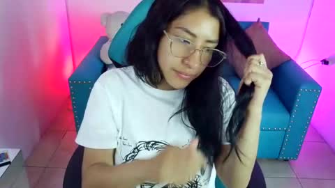 Snapshot of violetta_m_ chatting on 06/24/26, 04:17 Violeta online show from 06/24/26, 04:17