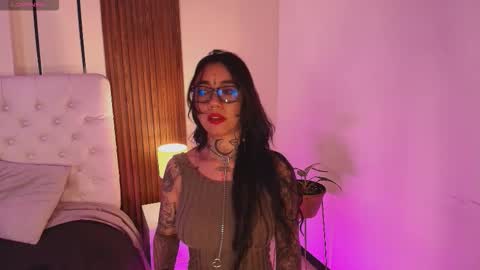 Snapshot of violettaalemida chatting on 01/06/26, 01:04 violettaalemida online show from 01/06/26, 01:04