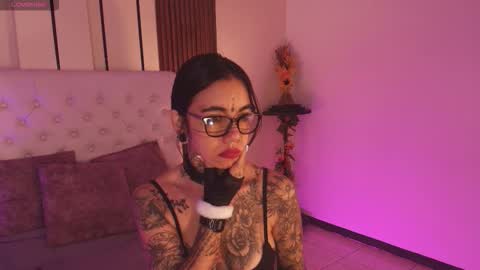 Snapshot of violettaalemida chatting on 01/14/26, 01:17 violettaalemida online show from 01/14/26, 01:17