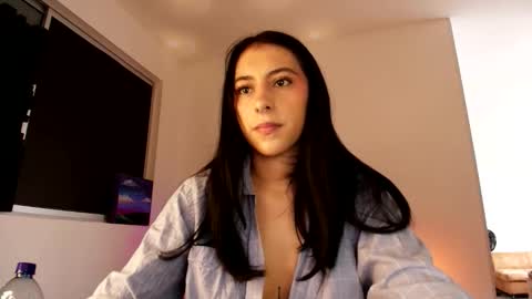 Snapshot of violettastars chatting on 10/22/25, 11:21 Violetta....Follow me in Twitter... online show from 10/22/25, 11:21