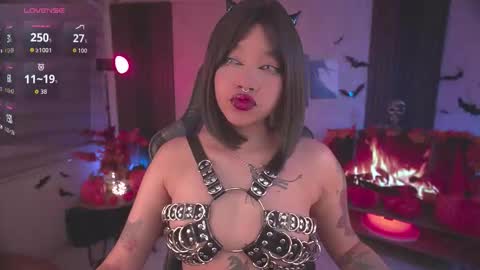 Snapshot of violette_clerk1 chatting on 10/25/25, 05:08 JULIE UWU online show from 10/25/25, 05:08