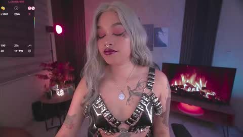 Snapshot of violette_clerk1 chatting on 11/06/25, 08:43 JULIE UWU online show from 11/06/25, 08:43