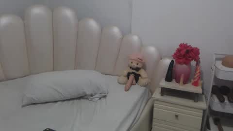 Snapshot of violetxia_ chatting on 05/20/26, 05:02 violetxia_ online show from 05/20/26, 05:02