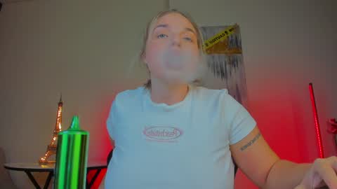 Snapshot of viollasinzz chatting on 12/26/24, 01:51 Violla online show from 12/26/24, 01:51