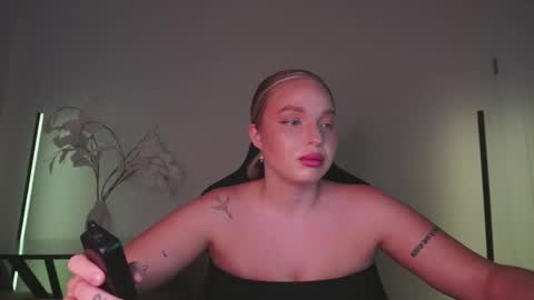 Snapshot of viollasinzz chatting on 09/23/25, 04:48 Violla online show from 09/23/25, 04:48
