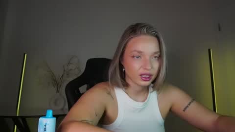 Snapshot of viollasinzz chatting on 10/14/25, 03:40 Violla online show from 10/14/25, 03:40