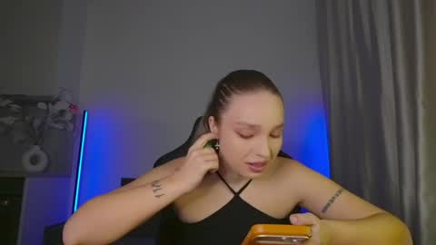 Snapshot of viollasinzz chatting on 05/27/26, 07:49 Violla online show from 05/27/26, 07:49