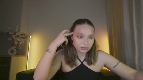 Snapshot of viollasinzz chatting on 06/15/26, 08:05 Violla online show from 06/15/26, 08:05