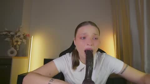 Snapshot of viollasinzz chatting on 06/22/26, 10:23 Violla online show from 06/22/26, 10:23
