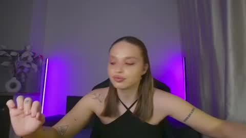 Snapshot of viollasinzz chatting on 06/25/26, 04:56 Violla online show from 06/25/26, 04:56