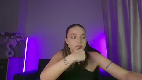 Snapshot of viollasinzz chatting on 07/10/26, 02:05 Violla online show from 07/10/26, 02:05