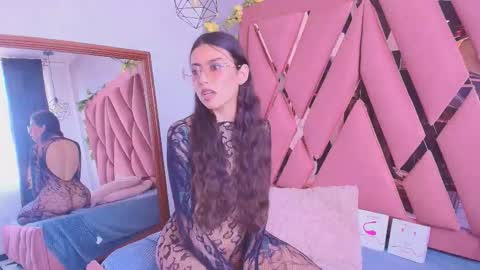 Snapshot of viollettaa_ chatting on 09/12/25, 07:03 Violetta online show from 09/12/25, 07:03