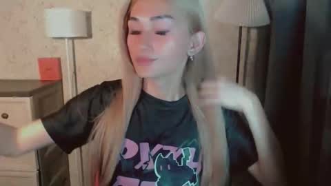 Pearl online show from 11/26/25, 04:35