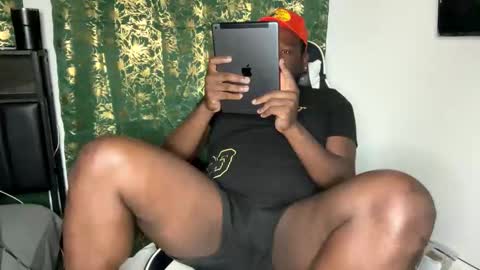 Snapshot of virgoincredible25 chatting on 11/18/25, 03:12 Elle Hood online show from 11/18/25, 03:12