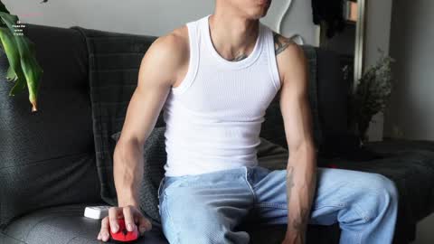 Snapshot of vito_benz chatting on 04/10/26, 04:44 VITO BENZ online show from 04/10/26, 04:44