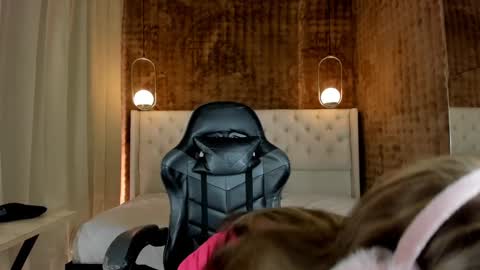 Snapshot of vitta_alfayed chatting on 01/10/25, 01:09 VittaaaPlease help me with your thumbs up its important online show from 01/10/25, 01:09