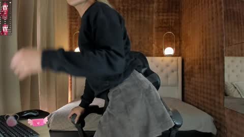 Snapshot of vitta_alfayed chatting on 01/14/25, 01:38 VittaaaPlease help me with your thumbs up its important online show from 01/14/25, 01:38