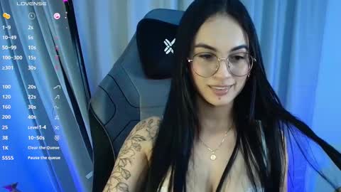 Snapshot of vivi_g chatting on 12/16/25, 03:33 Vivian online show from 12/16/25, 03:33