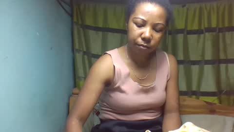 Snapshot of viviane0812 chatting on 09/29/25, 12:27 viviane0812 online show from 09/29/25, 12:27