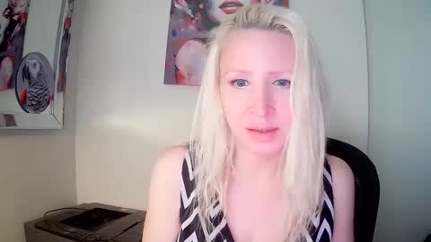 Snapshot of vivians_roses chatting on 12/01/25, 05:07 Vivians Roses online show from 12/01/25, 05:07