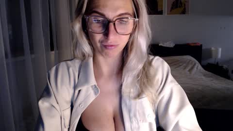 Snapshot of vivica_coke chatting on 12/17/24, 05:15 VI online show from 12/17/24, 05:15